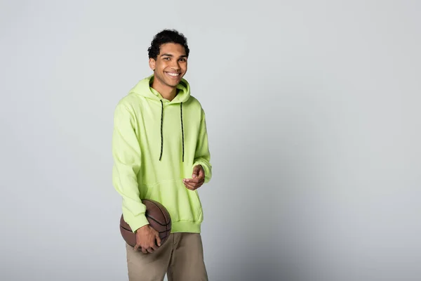 Elegante Hombre Afroamericano Con Capucha Verde Sonriendo Cámara Mientras Está — Foto de Stock