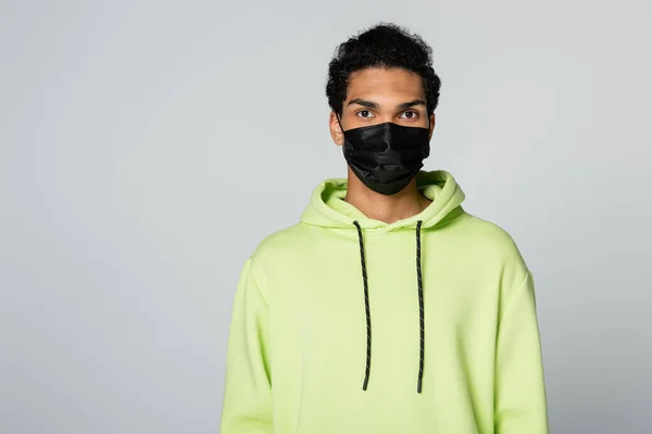 Homem Americano Africano Com Capuz Verde Máscara Médica Preta Isolado — Fotografia de Stock