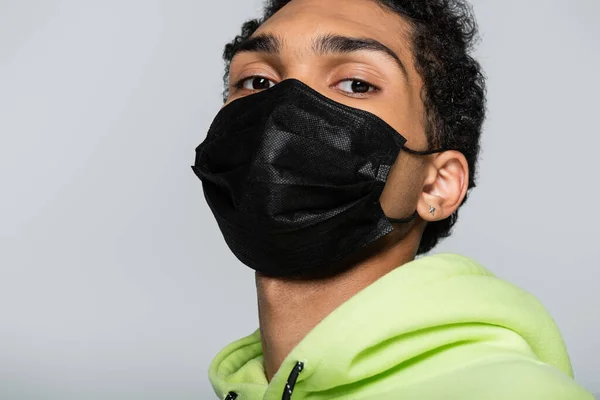 Africano Americano Chico Negro Médico Máscara Mirando Cámara Aislado Gris — Foto de Stock