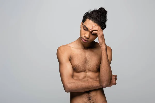 Shirtloze Afrikaan Amerikaanse Man Aanraken Voorhoofd Geïsoleerd Grijs Schoonheid Concept — Stockfoto