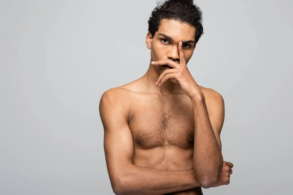 Joven Hombre Afroamericano Sin Camisa Cogido Mano Cara Mientras Posando —  Fotos de Stock