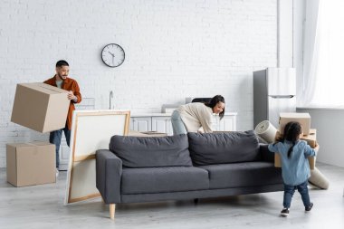 Mutlu Asyalı aile yeni evine taşınıyor. 