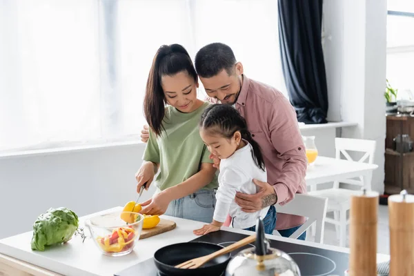 Heureux Asiatique Famille Préparation Salade Dans Cuisine — Photo