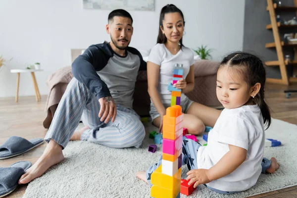 Blurred Asian Husband Wife Looking Toddler Daughter Playing Building Blocks — Stock Photo, Image