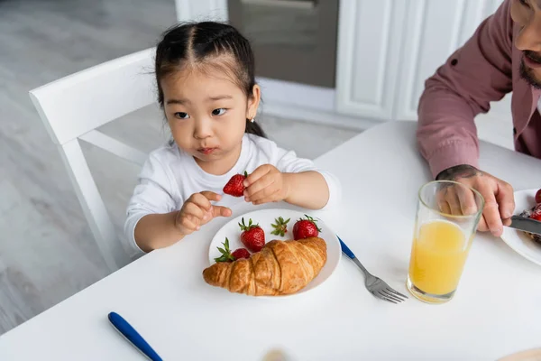 Padre Mirando Asiático Hija Comer Fresco Fresa Durante Desayuno — Foto de Stock
