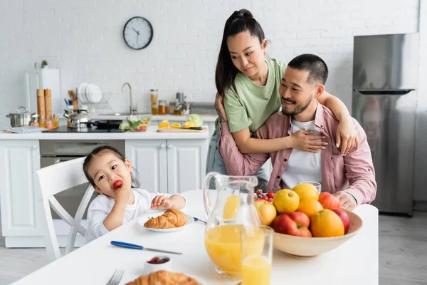 Asian Wife Hugging Husband Looking Daughter Eating Strawberry — Stock Photo, Image