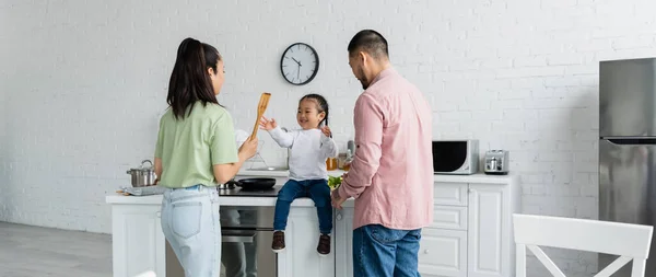 Glad Asiatisk Unge Når Trä Spatel Handen Mor När Sitter — Stockfoto