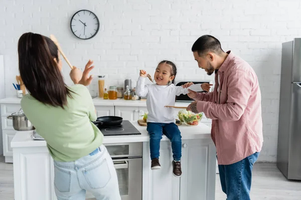 Glad Småbarn Flicka Som Håller Spatel Nära Mor Och Glad — Stockfoto