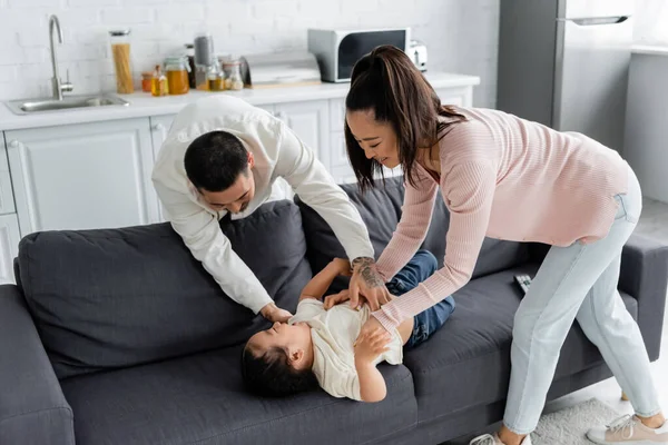 Gelukkig Aziatische Ouders Kietelen Dochter Bank — Stockfoto