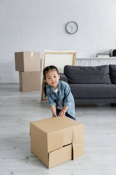 Asiático Niño Niña Empujando Caja Cartón Nuevo Hogar — Foto de Stock