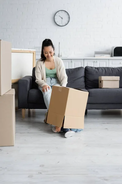 Gelukkig Aziatische Moeder Zoek Naar Peuter Dochter Doos — Stockfoto