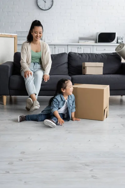 Felice Madre Asiatica Guardando Figlia Bambino Vicino Scatola Cartone — Foto Stock