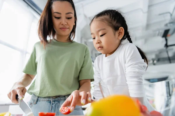 Feliz Asiático Madre Celebración Cuchillo Mientras Preparación Ensalada Cerca Hija — Foto de Stock