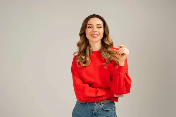 Mujer Alegre Sudadera Roja Mirando Cámara Aislada Gris —  Fotos de Stock