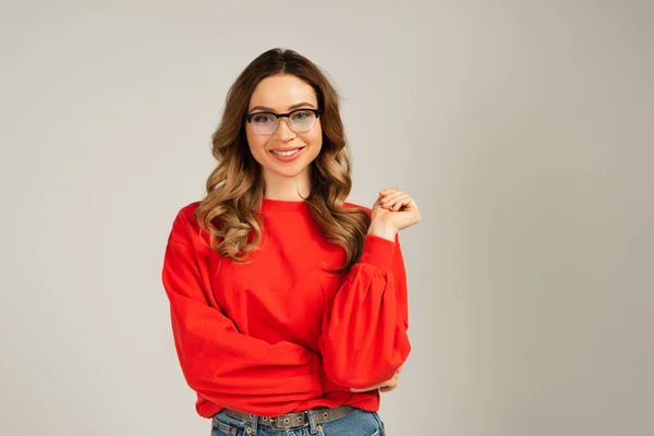 Glad Kvinna Sweatshirt Och Glasögon Tittar Kameran Isolerad Grå — Stockfoto