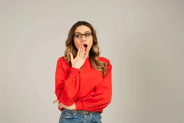 Mujer Sorprendida Gafas Con Boca Abierta Aislada Gris — Foto de Stock