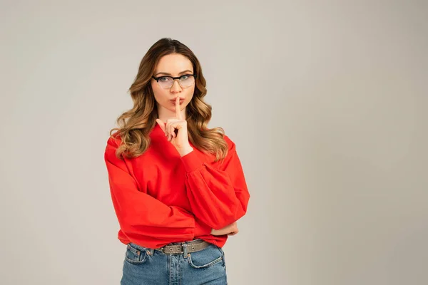 Lockige Frau Mit Brille Zeigt Shh Zeichen Isoliert Auf Grau — Stockfoto