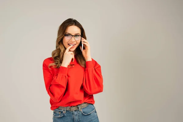 Lächelnde Frau Mit Brille Gespräch Auf Handy Isoliert Auf Grau — Stockfoto
