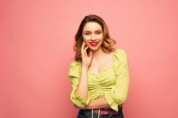 Glimlachende Vrouw Groene Blouse Geïsoleerd Roze — Stockfoto