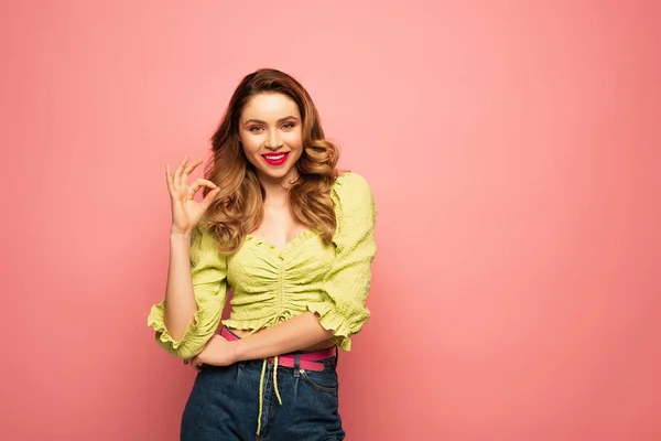 Donna Sorridente Camicetta Verde Mostrando Segno Isolato Rosa — Foto Stock