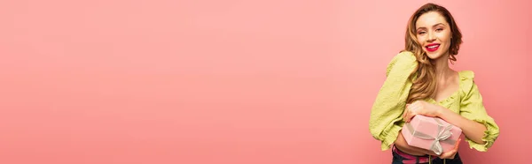 Tevreden Vrouw Houden Verpakt Geschenkdoos Geïsoleerd Roze Banner — Stockfoto