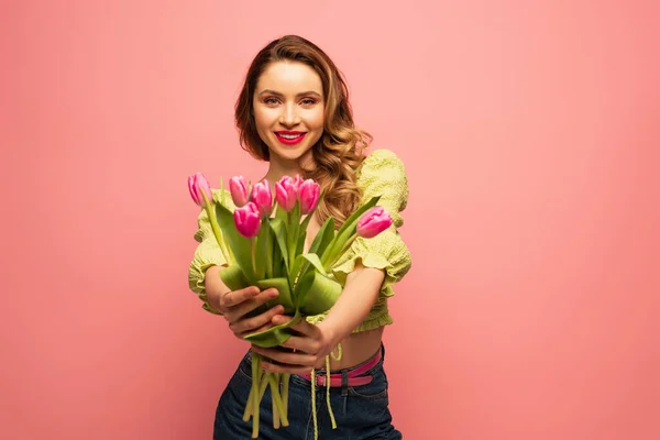 Elégedett Gazdaság Csokor Elmosódott Virágok Elszigetelt Rózsaszín — Stock Fotó