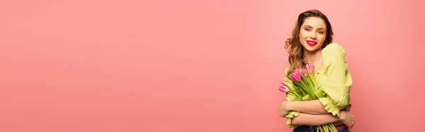 Vrolijke Krullende Vrouw Met Boeket Bloemen Geïsoleerd Roze Banner — Stockfoto