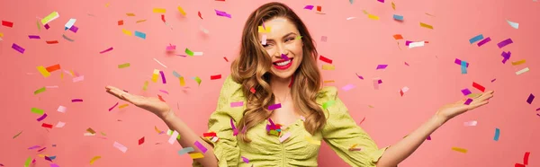 Mujer Alegre Con Las Manos Extendidas Cerca Confeti Rosa Bandera — Foto de Stock