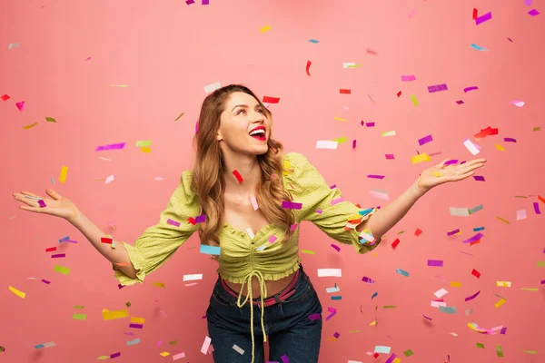 Mujer Asombrada Con Las Manos Extendidas Cerca Confeti Rosa — Foto de Stock