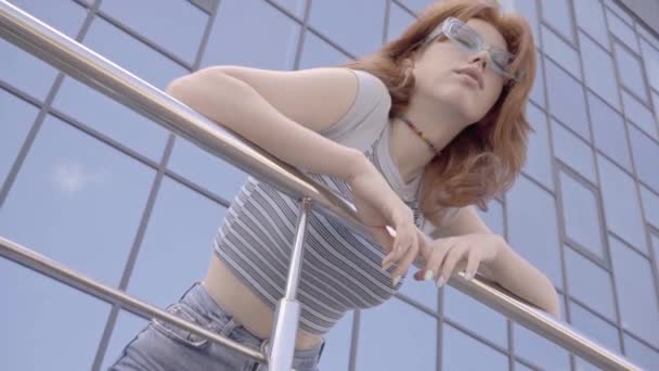 Vue Angle Bas Adolescente Dans Les Lunettes Soleil Appuyé Sur — Video