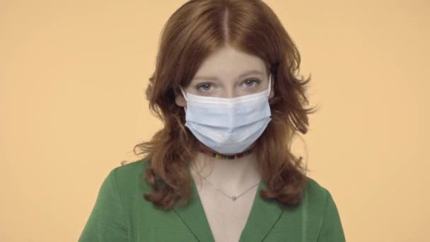 Pelirroja Adolescente Máscara Médica Mirando Cámara Aislada Amarillo — Vídeo de stock