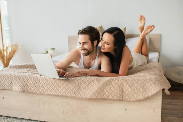 Casal Feliz Assistindo Filme Laptop Enquanto Deitado Cama — Fotografia de Stock