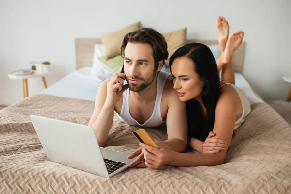 Man Holding Credit Card Talking Smartphone Laptop While Shopping Online — Stock Photo, Image