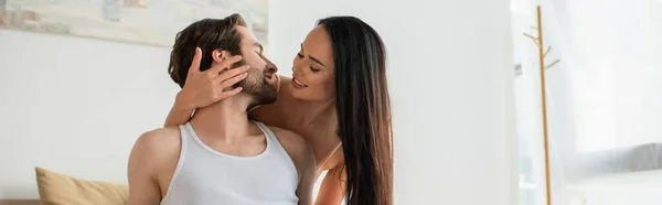 Feliz Joven Abrazando Novio Sonriente Bandera — Foto de Stock