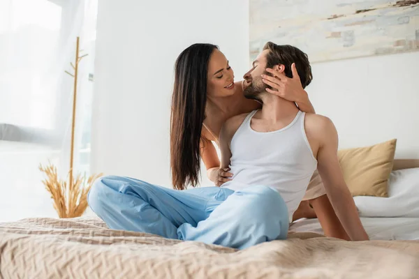 Gelukkig Jong Vrouw Knuffelen Glimlachen Vriend Slaapkamer — Stockfoto