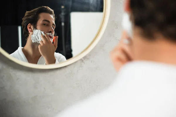 Hombre Aplicando Espuma Afeitar Cara Cerca Del Espejo — Foto de Stock