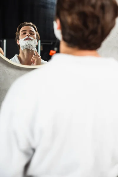 Hombre Aplicando Espuma Afeitar Blanca Cara Cerca Del Espejo — Foto de Stock