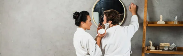 Mujer Alegre Mirando Hombre Feliz Con Espuma Afeitar Cara Bandera — Foto de Stock