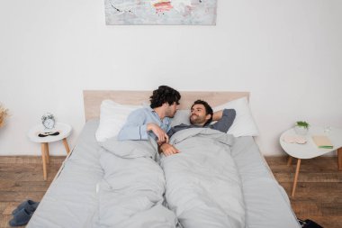 Sabahları yatakta yatan eşcinsel çift.