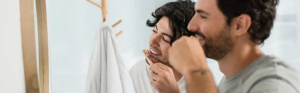 Feliz Gay Casal Escovação Dentes Banheiro Banner — Fotografia de Stock