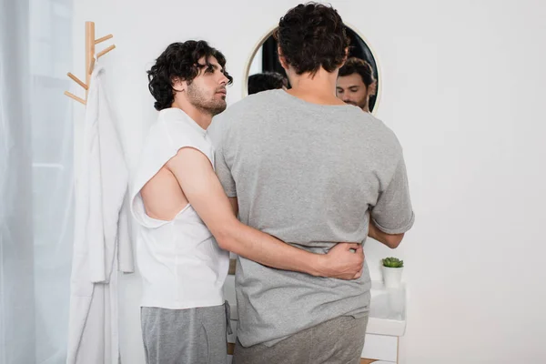 Hombre Abrazando Mirando Novio Cuarto Baño — Foto de Stock