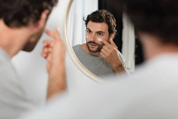 Tattooed Man Applying Cream Face Blurred Boyfriend Bathroom — Stock Photo, Image