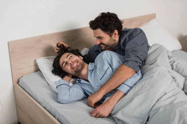 Gelukkig Gay Man Aanpassen Haar Van Vriend Bed — Stockfoto