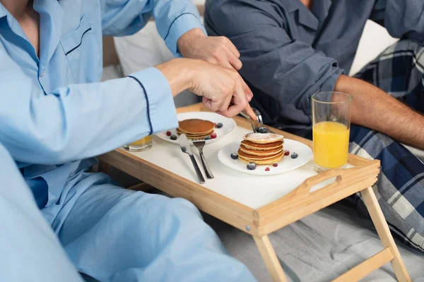 Eşcinsel Çiftin Yatakta Kahvaltı Edişinin Kısmi Görüntüsü — Stok fotoğraf