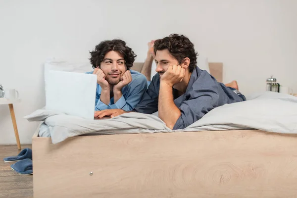 Erfreut Gay Paar Beobachten Film Auf Laptop Schlafzimmer — Stockfoto