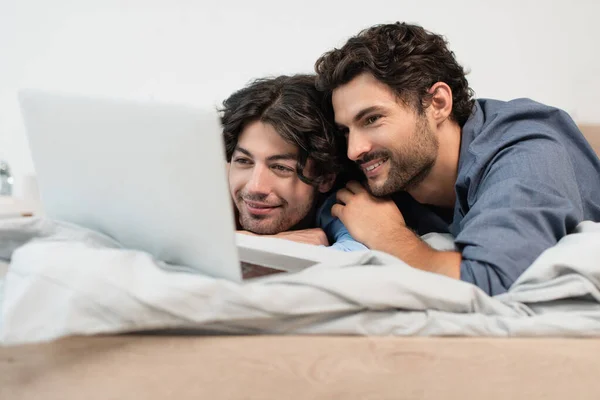 Freudig Gay Paar Beobachten Film Auf Laptop Schlafzimmer — Stockfoto