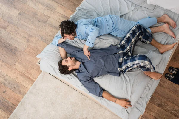 Vista Superior Joven Pareja Gay Pijama Descansando Cama — Foto de Stock