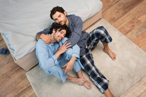 Vista Superior Pareja Gay Abrazándose Dormitorio —  Fotos de Stock