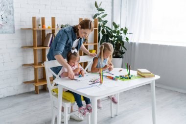 Anaokulu öğretmeni, anaokulu çocuğu ve sakat çocuk, plastikçilik sendromu var. 