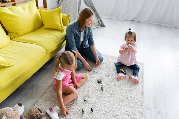 Hoge Hoek Uitzicht Kleuterleidster Kijken Naar Peuter Kind Met Syndroom — Stockfoto